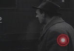 Standbild Flüchtlingsfamilie verlässt Wien Wien Österreich, 1956, aus Sekunde 12 historischem Filmmaterial Videoclip 65675079686