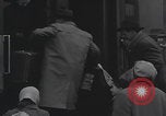 Standbild Flüchtlingsfamilie verlässt Wien Wien Österreich, 1956, aus Sekunde 13 historischem Filmmaterial Videoclip 65675079686