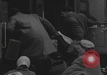 Standbild Flüchtlingsfamilie verlässt Wien Wien Österreich, 1956, aus Sekunde 14 historischem Filmmaterial Videoclip 65675079686