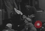 Standbild Flüchtlingsfamilie verlässt Wien Wien Österreich, 1956, aus Sekunde 15 historischem Filmmaterial Videoclip 65675079686