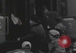 Standbild Flüchtlingsfamilie verlässt Wien Wien Österreich, 1956, aus Sekunde 16 historischem Filmmaterial Videoclip 65675079686