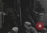 Standbild Flüchtlingsfamilie verlässt Wien Wien Österreich, 1956, aus Sekunde 17 historischem Filmmaterial Videoclip 65675079686