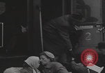 Standbild Flüchtlingsfamilie verlässt Wien Wien Österreich, 1956, aus Sekunde 18 historischem Filmmaterial Videoclip 65675079686