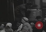 Standbild Flüchtlingsfamilie verlässt Wien Wien Österreich, 1956, aus Sekunde 19 historischem Filmmaterial Videoclip 65675079686