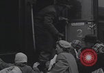 Standbild Flüchtlingsfamilie verlässt Wien Wien Österreich, 1956, aus Sekunde 20 historischem Filmmaterial Videoclip 65675079686