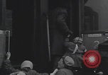 Standbild Flüchtlingsfamilie verlässt Wien Wien Österreich, 1956, aus Sekunde 21 historischem Filmmaterial Videoclip 65675079686