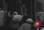 Standbild Flüchtlingsfamilie verlässt Wien Wien Österreich, 1956, aus Sekunde 23 historischem Filmmaterial Videoclip 65675079686