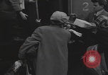 Standbild Flüchtlingsfamilie verlässt Wien Wien Österreich, 1956, aus Sekunde 24 historischem Filmmaterial Videoclip 65675079686