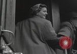 Standbild Flüchtlingsfamilie verlässt Wien Wien Österreich, 1956, aus Sekunde 27 historischem Filmmaterial Videoclip 65675079686