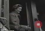 Standbild Flüchtlingsfamilie verlässt Wien Wien Österreich, 1956, aus Sekunde 28 historischem Filmmaterial Videoclip 65675079686
