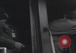Standbild Flüchtlingsfamilie verlässt Wien Wien Österreich, 1956, aus Sekunde 29 historischem Filmmaterial Videoclip 65675079686