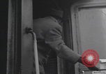Standbild Flüchtlingsfamilie verlässt Wien Wien Österreich, 1956, aus Sekunde 30 historischem Filmmaterial Videoclip 65675079686