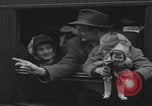 Standbild Flüchtlingsfamilie verlässt Wien Wien Österreich, 1956, aus Sekunde 31 historischem Filmmaterial Videoclip 65675079686