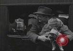 Standbild Flüchtlingsfamilie verlässt Wien Wien Österreich, 1956, aus Sekunde 32 historischem Filmmaterial Videoclip 65675079686