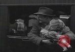 Standbild Flüchtlingsfamilie verlässt Wien Wien Österreich, 1956, aus Sekunde 33 historischem Filmmaterial Videoclip 65675079686