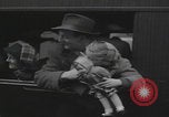 Standbild Flüchtlingsfamilie verlässt Wien Wien Österreich, 1956, aus Sekunde 34 historischem Filmmaterial Videoclip 65675079686
