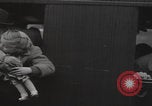 Standbild Flüchtlingsfamilie verlässt Wien Wien Österreich, 1956, aus Sekunde 35 historischem Filmmaterial Videoclip 65675079686