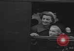 Standbild Flüchtlingsfamilie verlässt Wien Wien Österreich, 1956, aus Sekunde 36 historischem Filmmaterial Videoclip 65675079686