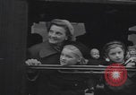 Standbild Flüchtlingsfamilie verlässt Wien Wien Österreich, 1956, aus Sekunde 37 historischem Filmmaterial Videoclip 65675079686