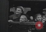 Standbild Flüchtlingsfamilie verlässt Wien Wien Österreich, 1956, aus Sekunde 38 historischem Filmmaterial Videoclip 65675079686