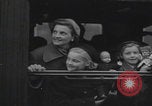 Standbild Flüchtlingsfamilie verlässt Wien Wien Österreich, 1956, aus Sekunde 39 historischem Filmmaterial Videoclip 65675079686