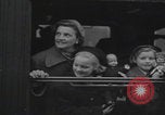 Standbild Flüchtlingsfamilie verlässt Wien Wien Österreich, 1956, aus Sekunde 40 historischem Filmmaterial Videoclip 65675079686