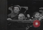 Standbild Flüchtlingsfamilie verlässt Wien Wien Österreich, 1956, aus Sekunde 41 historischem Filmmaterial Videoclip 65675079686