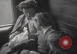 Standbild Flüchtlingsfamilie verlässt Wien Wien Österreich, 1956, aus Sekunde 42 historischem Filmmaterial Videoclip 65675079686