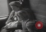 Standbild Flüchtlingsfamilie verlässt Wien Wien Österreich, 1956, aus Sekunde 43 historischem Filmmaterial Videoclip 65675079686