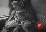 Standbild Flüchtlingsfamilie verlässt Wien Wien Österreich, 1956, aus Sekunde 44 historischem Filmmaterial Videoclip 65675079686
