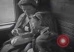 Standbild Flüchtlingsfamilie verlässt Wien Wien Österreich, 1956, aus Sekunde 45 historischem Filmmaterial Videoclip 65675079686
