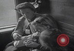Standbild Flüchtlingsfamilie verlässt Wien Wien Österreich, 1956, aus Sekunde 46 historischem Filmmaterial Videoclip 65675079686
