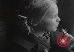 Standbild Flüchtlingsfamilie verlässt Wien Wien Österreich, 1956, aus Sekunde 49 historischem Filmmaterial Videoclip 65675079686