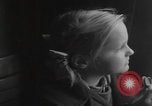 Standbild Flüchtlingsfamilie verlässt Wien Wien Österreich, 1956, aus Sekunde 50 historischem Filmmaterial Videoclip 65675079686