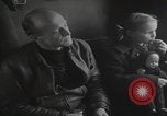 Standbild Flüchtlingsfamilie verlässt Wien Wien Österreich, 1956, aus Sekunde 52 historischem Filmmaterial Videoclip 65675079686