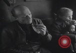 Standbild Flüchtlingsfamilie verlässt Wien Wien Österreich, 1956, aus Sekunde 53 historischem Filmmaterial Videoclip 65675079686