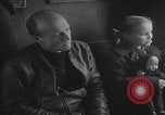 Standbild Flüchtlingsfamilie verlässt Wien Wien Österreich, 1956, aus Sekunde 54 historischem Filmmaterial Videoclip 65675079686
