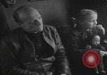 Standbild Flüchtlingsfamilie verlässt Wien Wien Österreich, 1956, aus Sekunde 55 historischem Filmmaterial Videoclip 65675079686