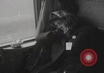 Standbild Flüchtlingsfamilie verlässt Wien Wien Österreich, 1956, aus Sekunde 57 historischem Filmmaterial Videoclip 65675079686