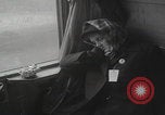 Standbild Flüchtlingsfamilie verlässt Wien Wien Österreich, 1956, aus Sekunde 58 historischem Filmmaterial Videoclip 65675079686