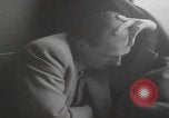 Standbild Flüchtlingsfamilie verlässt Wien Wien Österreich, 1956, aus Sekunde 59 historischem Filmmaterial Videoclip 65675079686