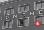 Standbild Ungarische Flüchtlinge fliegen aus Europa München Deutschland, 1956, aus Sekunde 3 historischem Filmmaterial Videoclip 65675079687