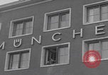 Standbild Ungarische Flüchtlinge fliegen aus Europa München Deutschland, 1956, aus Sekunde 4 historischem Filmmaterial Videoclip 65675079687