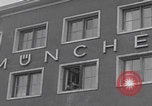 Standbild Ungarische Flüchtlinge fliegen aus Europa München Deutschland, 1956, aus Sekunde 5 historischem Filmmaterial Videoclip 65675079687