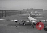 Standbild Ungarische Flüchtlinge fliegen aus Europa München Deutschland, 1956, aus Sekunde 6 historischem Filmmaterial Videoclip 65675079687