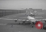 Standbild Ungarische Flüchtlinge fliegen aus Europa München Deutschland, 1956, aus Sekunde 7 historischem Filmmaterial Videoclip 65675079687