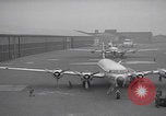 Standbild Ungarische Flüchtlinge fliegen aus Europa München Deutschland, 1956, aus Sekunde 8 historischem Filmmaterial Videoclip 65675079687