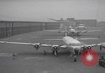 Standbild Ungarische Flüchtlinge fliegen aus Europa München Deutschland, 1956, aus Sekunde 9 historischem Filmmaterial Videoclip 65675079687