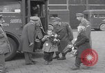 Standbild Ungarische Flüchtlinge fliegen aus Europa München Deutschland, 1956, aus Sekunde 11 historischem Filmmaterial Videoclip 65675079687