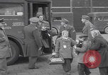 Standbild Ungarische Flüchtlinge fliegen aus Europa München Deutschland, 1956, aus Sekunde 13 historischem Filmmaterial Videoclip 65675079687